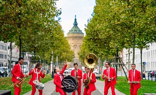 Die Combo "Brass to Go" wird musizierend durch den Kurpark tanzen. - Ren van der Voorden