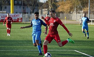 Aktivposten: Kirchlengerns Niklas Wüllner (r.), der hier von Berat Gültekin verfolgt wird, sorgte über die linke Seite mehrfach für gefährliche Aktionen. - Yvonne Gottschlich