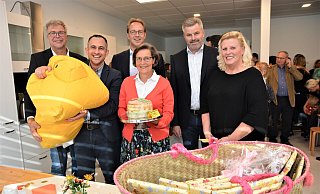 Die Eröffnung der betriebseigenen Kindertagesstätte bei Gundlach vor dreieinhalb Jahren ist ein Beispiel für gelungene Wirtschaftsförderung. Joachim Liebe-Freund, Leiter der von Laer-Stiftung (v. l.), Personalleiter und Mitglied der Geschäftsführung, Markus Lim, Paul von Schubert, Geschäftsführer der Gundlach-Holding, Ingeborg von Schubert, Bürgermeister Dirk Becker und Kita-Leiterin Antja Möller mit Geschenken für die Kinder. - Karin Prignitz