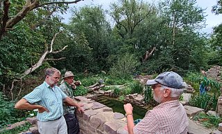 Besonders begeistert sind die drei Experten Bernd Schackers (v. l.), Ralf Haffke und Burkhard Beinlich von den naturnahen Teichen im Auengarten auf der Weserscholle, die auch nach der LGS Höxter erhalten bleiben sollen. - LGS