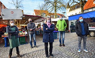 Die Händler um Beatrice Steinberg (m.) verstehen nicht, warum der Markt nicht Nachmittags stattfinden kann? - Barbara Franke