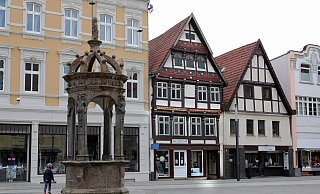 Der Renaissance-Brunnen auf dem Neuen Markt ist ebenso ein schöner Blickfang wie die Fachwerkhäuser. - Frank-Michael Kiel-Steinkamp