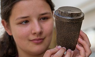 Ein "To go"-Becher aus Kaffeesatz kann Varianten aus Einwegplastik ersetzen. - Foto: Andreas Zobe/NW