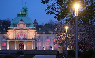 Polizeigewahrsam statt Party: Eine aggressive 26-Jährige wurde in der Nacht zu Sonntag von Polizeibeamten aus einem Club im Bad Oeynhausener Kurpark abgeführt. - Thorsten Gödecker