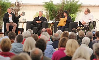 Krisen, Kriege und Kultur: Beim Sonntagsgespräch auf den Poetischen Quellen antworteten Joachim Radkau (v.l.), Susan Neiman und Jürgen Kaube auf Fragen von Jürgen Keimer. - Ulf Hanke