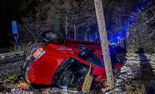 In dem roten Fiat Panda eines Lieferdienstes saßen drei junge Männer. Ein Strommast (vorne) wird durch die Kollision zerstört. - Paul Brinkmann