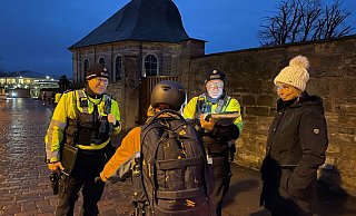 Polizisten führen eine Beleuchtungskontrolle am Gymnasium St. Michael am Zuweg vom Abdinghof durch. - Polizei Paderborn