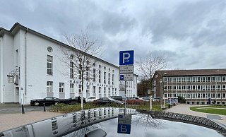 Aufgrund der hohen Nachfrage wurde am Gymnasium am Waldhof (rechts) vor drei Jahren ein vierter Zug eingerichtet. Für die damit verbundene räumlichen Erweiterung ist das einstige Haus des Handwerks, bis 2019 als Disco genutzt (links), eine Option. - Peter Unger