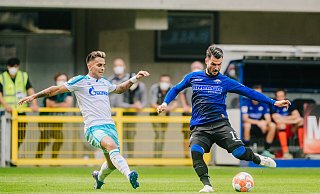 Paderborns Robin Yalcin (r., gegen Schalkes Rodrigo Zalazar) ist ein Allrounder. - Besim Mazhiqi