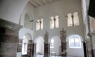 Der Johanneschor im Obergeschoss des karolingischen Westwerks ist die Herzkammer des Welterbes. Der erhabene Sakralraum beherbergt hochbedeutende, fragmentarisch erhaltene Wandmalereien sowie Vorzeichnungen für lebensgroße Stuckfiguren aus der Erbauungszeit des Westwerks. - Kirchengemeinde Corvey