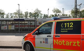 Notarzt und Bundespolizei sind vor Ort. Sämtliche Gleise zwischen dem Hauptbahnhof Bielefeld und Gütersloh sind gesperrt. - Paul Brinkmann