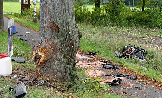 Viermal war die Ursache ein Alleinunfall - so wie im Oktober bei Hövelhof, als ein BMW vor einen Baum kracht. Der 30-jährige Beifahrer überlebt nicht. - Ralph Meyer