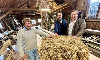 Zum Gröne-Team gehören (v. l.) Co-Geschäftsführer Jonathan Gröne, Immobilienkaufmann Holger Sprink und Projektentwickler Steffen Jesper. Das Sägewerk Böddeker von 1895 nutzt das Unternehmen, um hier selbst Holz zu produzieren. - Jens Reddeker
