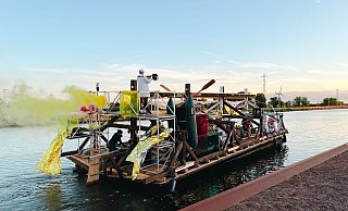 Anfang Juni ist die „Citizenship“ in der Hauptstadt losgefahren, Ende Juli soll das Floß Kassel erreichen. - Kunstrepublik/Martina Pozzan