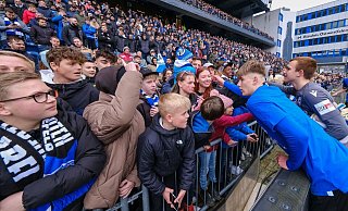 Artem Zaloha (r.) bedankt sich nach dem Spiel bei den Fans. Alle 8.483 haben die Arminen allerdings nicht geschafft. - Andreas Zobe