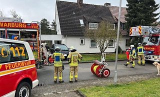 30 Feuerwehrleute sind am Samstag wegen des Kellerbrandes im Einsatz. - Feuerwehr Warburg