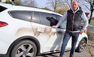 Unbekannte haben Autos an der Gerhart-Hauptmann-Straße besprüht. Oliver Mester glaubt, dass das mit der Parksituation zusammenhängt. - Peter Heidbrink