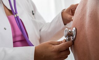 Während der Praktika in Hausarztpraxen in OWL dürfen die Medizinstudenten unter Anleitung der Ärzte auch Untersuchungen durchführen. - dpa
