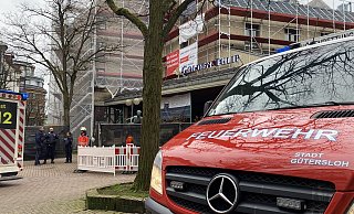 Die Höhenretter der Feuerwehr Gütersloh waren am Dienstag eigens zum Unglückort geeilt. Doch inzwischen war der Arbeiter in dem Versorgungsschacht gestorben. - Eike J. Horstmann