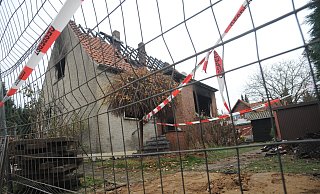 Nach den Löscharbeiten war das ausgebrannte Haus am Lübbecker Wiehenweg mit Flatterband und Bauzäunen abgesperrt worden. - Archiv Joern Spreen-Ledebur