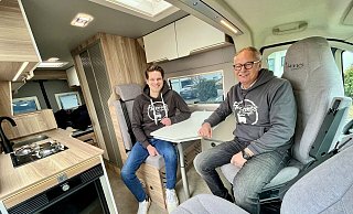 Robert Meschede (l.) und sein Vater Wigbert sind überzeugt von der erfolgreichen Zukunft des Camping-Business. Unter der Marke Hannescamper gibt es bei Ihnen sogar Fanartikel wie Hoodies zu kaufen. - Jens Reddeker