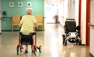 Die Eigenanteile bei der Unterbringung von pflegebedürftigen Menschen nehmen seit Jahren zu. Im Vergleich zu 2022 sind die Kosten für die pflegebedingten Eigenanteile in NRW um 15 Prozent gestiegen. - epd-bild / Tim Wegner