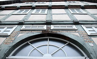 Inschriften über dem Eingang des Höxteraner Bierhauses deuten von der Historie. Draußen sind die Brandspuren von 2021 kaum noch zu sehen. Drinnen ist das Gebäude eine Ruine. - David Schellenberg