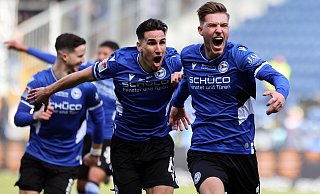Ungehaltene Freude: Benjamin Kanuric (r.) bejubelt im Trikot von Arminia Bielefeld seinen Treffer zum 2:1 gegen den SV Darmstadt 98. - Oliver Krato