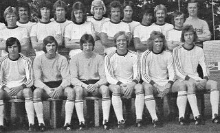 Hans-Georg Brinkrolf (sitzend, rechts) ist tot. Er spielte einst für den FC Gütersloh und die DJK Gütersloh Fußball. Hier trägt er das Trikot der DJK. - NW