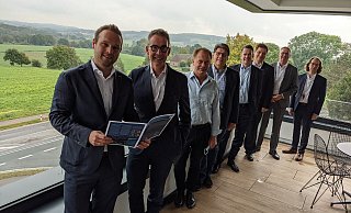 David Peter (l.) empfängt die Vertreter der IHK Ostwestfalen zu Bielefeld beim Chemieunternehmen Peter-Lacke in Hiddenhausen. - David Knapp