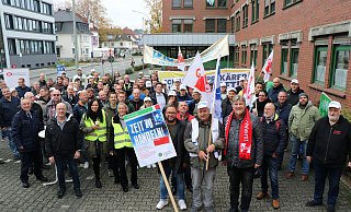 Zur sogenannten Aktiven Mittagspause treffen sind vor der Paderborner Kreispolizeibehörde 150 Polizeibeschäftigte, Lehrkräfte und Mitarbeiter des Paderborner Finanzamtes. - Mareike Gröneweg
