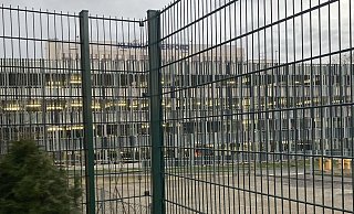 Der Zaun des Außenbereichs der Abteilung 5 der Psychiatrischen Klinik in Herford. Über diesen war der Angeklagte geflüchtet. Der Zaun ist mittlerweile erhöht worden. - Jobst Lüdeking