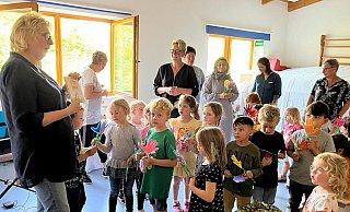 Zur Erinnerung überreichten die Kinder Claudia Lüdtke (l.) Geschenke und selbst gebastelte Blumen. Mit dabei waren Carmen Scheidemann (v.l.), Sonja Krauke, Christina Taggeselle, Gamze Yörüker, Carla Neumann und Doreen Hinz. - Familienzentrum