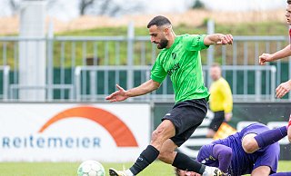 Gleich steht es 4:0: Rödinghausens Stürmer Ramien Safi hat Wegbergs Torhüter Ron Meyer umspielt und schießt ins leere Tor ein. - Joel Beinke