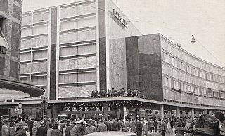 Was für ein Start im April 1964: Die Massen drängten sich vor dem Karstadt-Haupteingang an der Ecke Arndstraße/Bahnhofstraße, auf dem Vordach spielte zur Eröffnung eine Blaskapelle. - Stadtarchiv