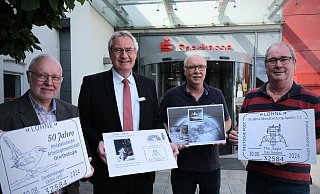 Wolfgang Blöbaum, Sparkassen-Filialleiter Klaus Sundermeier, Heiko Rohde und Henner Ungethüm freuen sich auf die Briefmarkenbörse. Dort gibt es unter anderem diverse Sonderstempel und einen besonderen Plusbrief. - Felix Eisele