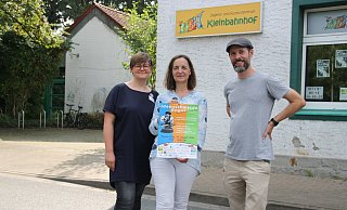Nadine Passarger (v. l.), Vicki Salata und Jan Brockelt hoffen auf viele Besucher bei der Ideenschmiede im Kleinbahnhof. - Britta Bohnenkamp-Schmidt