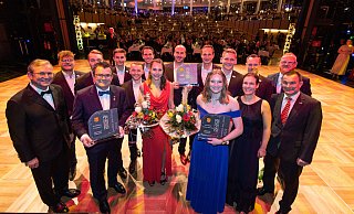 Der Paderborner Squash Club als Mannschaft des Jahres, die Sportlerin des Jahres Saskia Beinhard (im blauen Kleid), Sarah Schallenberg (im roten Kleid) in Vertretung ihres Bruders Ron, dem Sportler des Jahres, feiern gemeinsam mit Bürgermeister Michael Dreier (l.) und Stadtsportverbandsvorsitzenden Mathias Hornberger (r.) auf dem Sportlerball. - Niklas Tüns