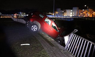 Der Dacia hängt über dem Abgrund zwischen Pendlerparkplatz und dem unteren Zugangsbereich zum Werrewehr. - Polizei