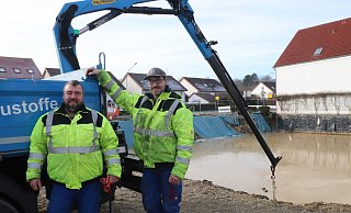Simon Paasche (l.) und Stephan Knoblich kümmern sich derzeit darum, dass die Volksbank-Baugrube ausgepumpt wird. Ein Container mit SB-Station drohte, in die Grube zu rutschen - Birgit Guhlke