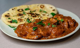 Chicken Tikka Masala nach indischem Familienrezept könnte zum Beispiel künftig auch in Paderborn auf der Speisekarte von Homemeal stehen. - Unsplash/Amirali Mirhashemian