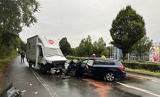 Die Einsatzkräfte der Feuerwehr mussten im Nachgang des Unfalls ausgelaufene Betriebsstoffe abstreuen. - Thorsten Heß