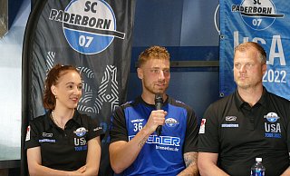Sport-Geschäftsführer Fabian Wohlgemuth (v.r.) und Stürmer Felix Platte nahmen für den SC Paderborn an der Pressekonfrenz teil. SCP-Mitarbeiterin Picabo Reinhold dolmetschte. - Benedikt Riemer