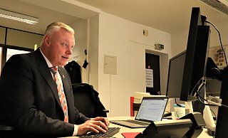 Konzentriert schreibt Höxters Bürgermeister Daniel Hartmann an seinem Gastbeitrag. - David Schellenberg