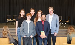 Johanna Schulze (v.l.) und Mika Leue (beide Schülervertretung), die SV-Lehrer Couley David und Carolin Eidhoff sowie Autor Rahman Jamal und Schulleiter Peter Lütke Westhues bei dem Aktionstag Am Pelizaues-Gymnasium. - Moritz Jülich