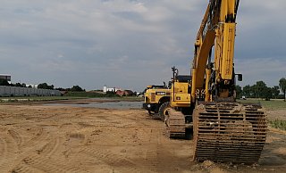 Die Baustelle des geplanten Autohauses an der A2 steht zum Teil unter Wasser. - NW