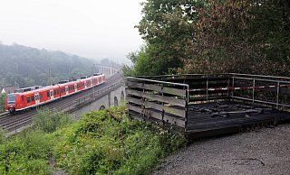 19 Jahre lang bot die Aussichtsplattform einen tollen Blick auf Viadukt, Züge und Natur. Unbekannte legten sie in Flammen. - Kurt Blaschke