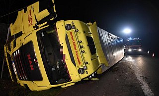 Der große Sattelzug kam von der Fahrbahn ab und kippte auf die Seite. Zur Unfallursache machte die 37-jährige Fahrerin erste Angaben an der Unfallstelle. - Andreas Eickhoff