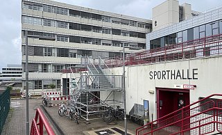Seit fast zwei Jahren ist der Eingang zum Sportbereich des Uni-Hauptgebäudes nur über diese behelfsmäßige Gerüsttreppe zu erreichen. - Peter Unger