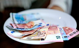 Durch die Lohnerhöhungen soll die Arbeit an Theke und Tresen deutlich attraktiver werden. - NGG